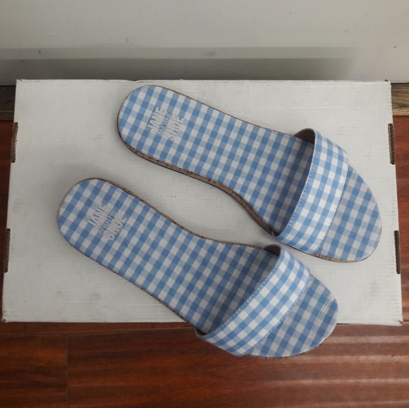 Jane and the shoe - Picture 2 of 3